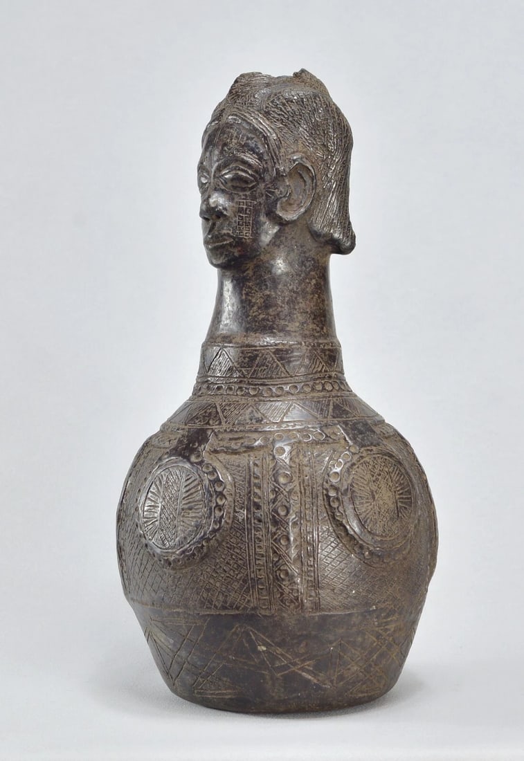 Superb ZANDE AZANDE anthropomorphic terracotta vessel African pottery MC 1902 - 9