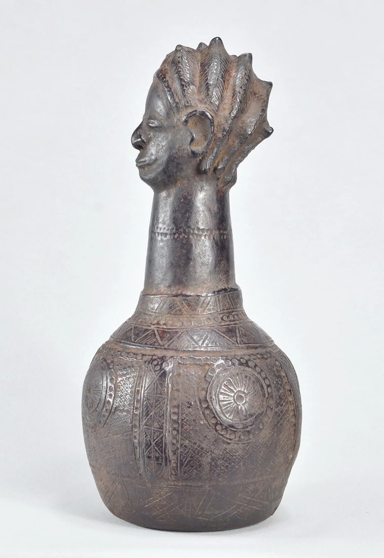 Superb ZANDE AZANDE anthropomorphic terracotta vessel African pottery MC 1901 - 7