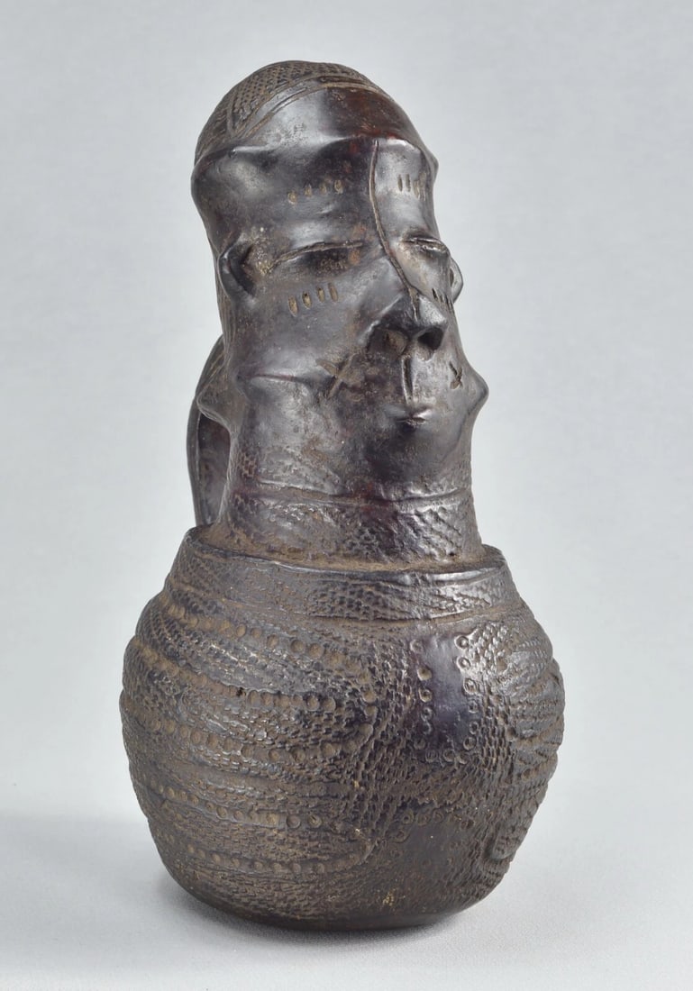 Rare ZANDE AZANDE anthropomorphic terracotta vessel African art pottery MC 1900 - 11