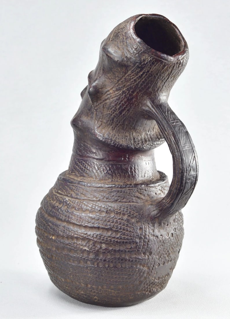 Rare ZANDE AZANDE anthropomorphic terracotta vessel African art pottery MC 1900 - 8