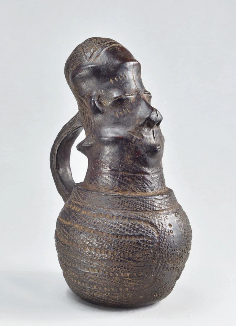 Rare ZANDE AZANDE anthropomorphic terracotta vessel African art pottery MC 1900 - 9