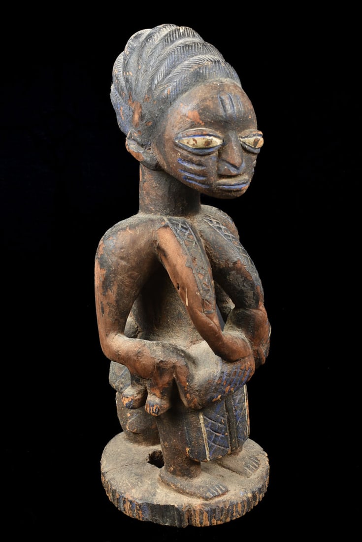 Maternity figure – Wood – Yoruba – Nigeria: Extraordinary wooden maternity figure from the Yoruba tribe of Nigeria. Exhibiting a wide diversity in size, symbolism, intimacy and style. African maternity figures depict the ideals of beauty, ferti