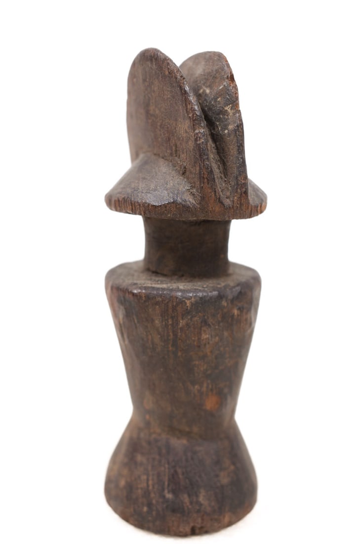 Mwana Hiti figure – Wood – Zaramo / Kwere – Tanzania: ‘Mwana hiti’ means ‘a child of wood’. In the first, these little figures are important for the initiation of girls. With the dolls, the girls learn the role of adult women. The