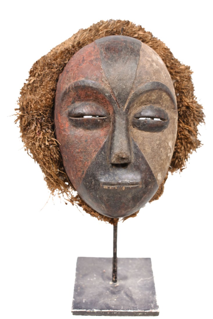Mask – Wood, Raphia – Galoa – Gabon: Superb wooden “Galoa Mask” with full raphia from Gabon. Masks, among the Galoa, are used for important initiation rites, funerals or for the birth of twins; This Galoa mask with graphic