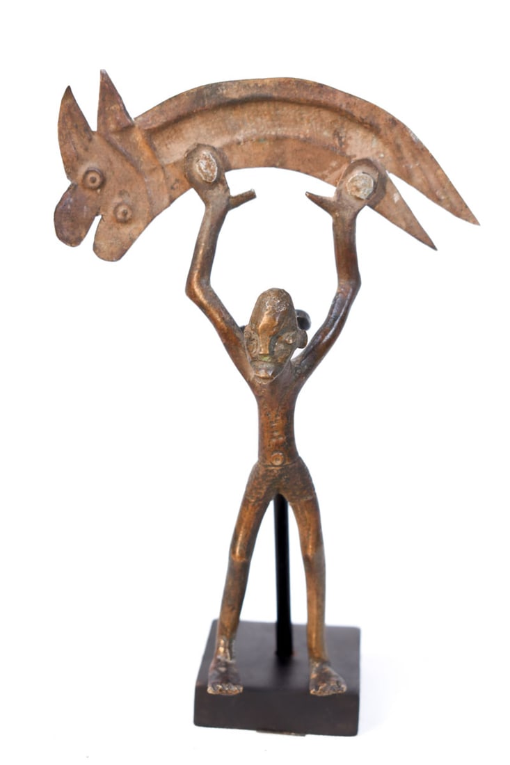 Figure – Iron – Fon – Benin: Beautiful bronze / iron figure from the Fon people of Benin. The figure is holding an animal above it`s head. Provenance: former private German collection. Object: Figure Ethnic group: Fon Country: Be