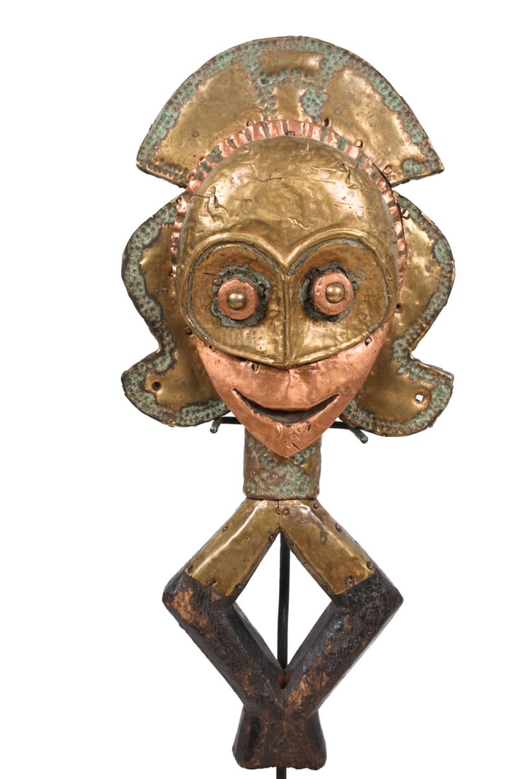 Reliquary – Copper, Wood – Mahongwe – Bakota – Gabon: Gorgeous, tribally used, reliquary statue of a guardian. It played an important role in rituals concerning the ancestors. The worship of ancestors is at the heart of religious and social life of the