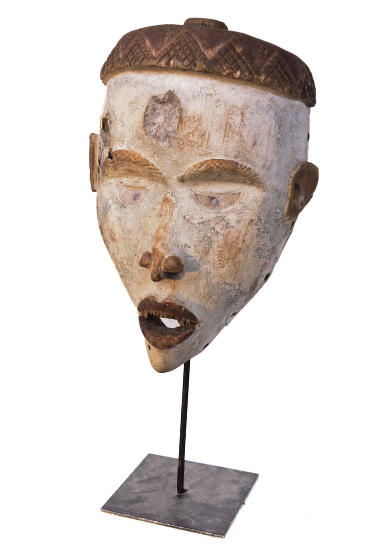 Mask – Wood – Bakongo – DR Congo: Authentic light wooden mask with great aged patina from the Bakongo people of DR Congo. Along with their neighbors, the Yombe, the Bakongo people had white-faced masks that were associated with the