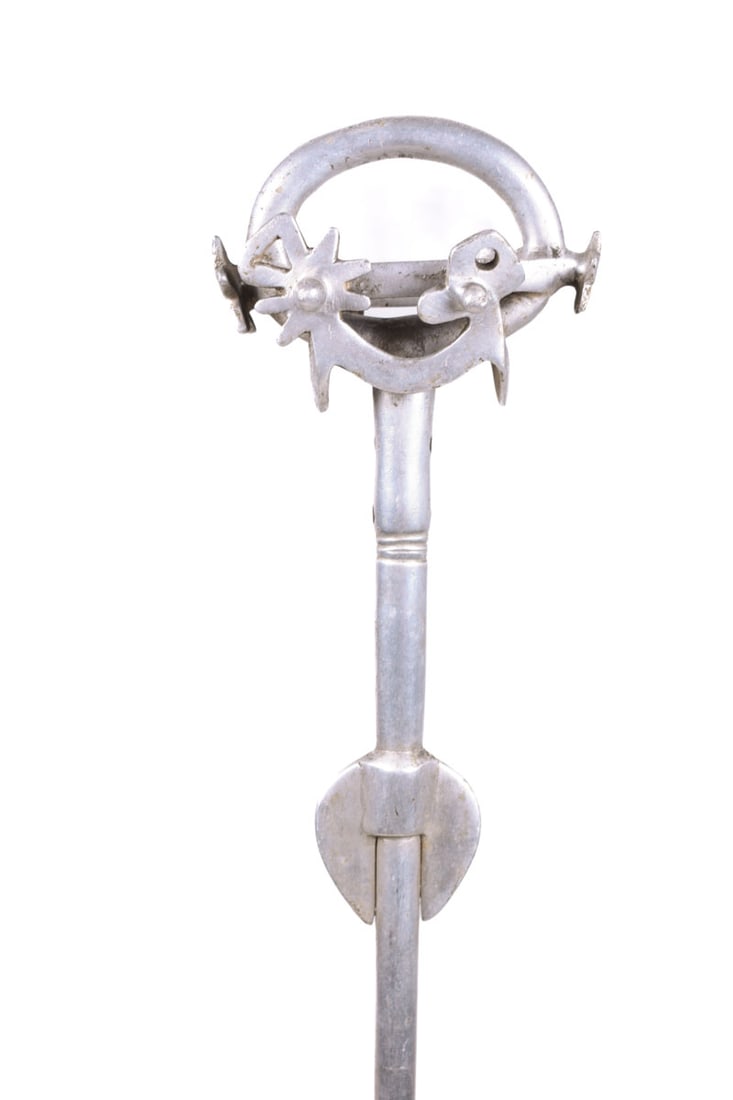 Power Stick / Scepter – Aluminium – Gan – Burkina Faso: Beautiful power stick stick from the Gan people of Burkina Faso. The scepteris made out of aluminium and is in good condition with traces of wear and tear. The scepter is finely carved with Gan