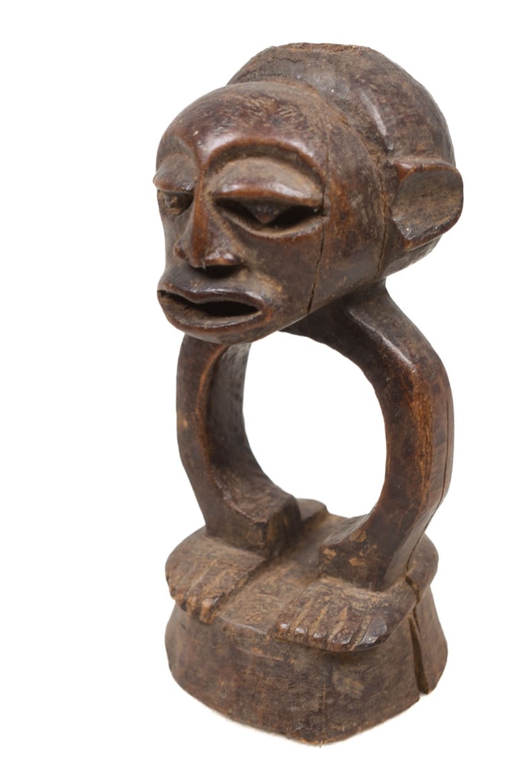 Divination tool – Wood – Katatora – Songye – DR Congo: Great stylistic Songye Katatora / Divination tool from DR Congo. Involved in rituals, the “soothsayers”, the mbuki, use special techniques named Katatora or Kashekesheke to solve social pr
