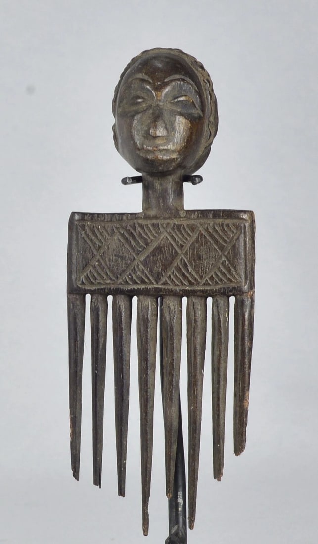 LUBA wooden comb Topped with a woman's head congo African Art: Very pretty wooden LUBA comb Topped with a woman's head 16 cm high (about 6 1/2 ") Condition: Average, several pieces of comb teeth are missing Sold WITHOUT the base Luba combs are fascinating works