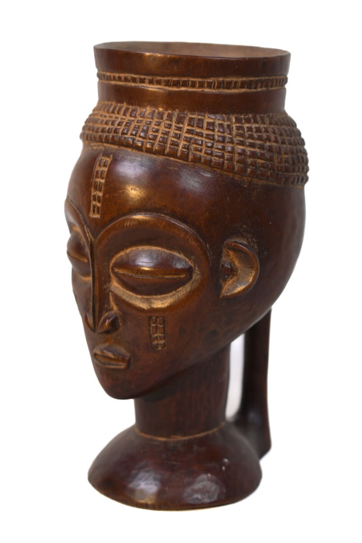 Anthropomorphic Cup – Wood – Kuba – Congo: Great cup from the KUBA people of DR Congo. It`s powerful silhouette and the attention to detail, including the delicate geometric abdominal designs, rank it a beautiful piece of af Kuba art. Kuba cup