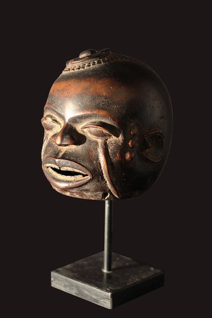 Mask – Wood – Makonde – Tanzania: Great wooden Lipico mask from the Makonde people of Tanzania. The Makonde belong to the Bantu people who originally lived south of Lake Nyassa and later migrated to their present location on the