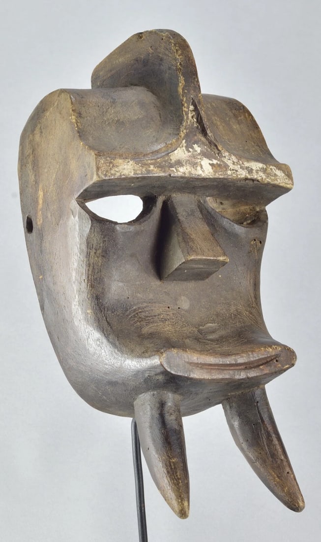 Nice KWELE zoomorphic Gorilla wood Ngon Mask african sculpture GABON: KWELE GABON - 34 cm (About 13 1/2 inches high) Beautiful decorative gorilla Ngon mask Wood Condition: fair Reserve: $250.00 Shipping:Domestic: Flat-rate of $65.00 to anywhere within the