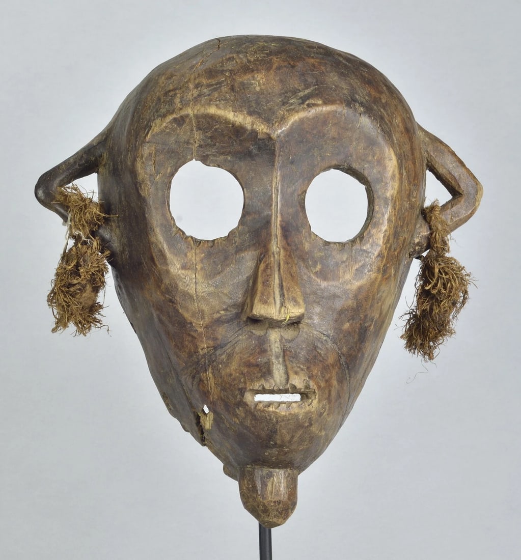 African Art Beautiful anthropomorphic probably mask Kumu ?: African Art Beautiful decorative anthropomorphic mask Kumu? Congo DRC Wood, plant fibers 33 cm (13 inches) ! The base is not included! Reserve: $120.00 Shipping:Domestic: Flat-rate of