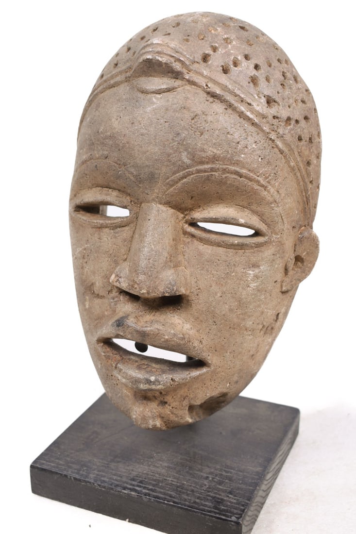 Mask – Stone – Bakongo – Congo: Powerfull stone Bakongo maski from Congo. Old expressive African NTADI stone grave mask from BAKONGO. Hand carved from a single piece of stone from Congo. This kind of masks were put on graves of impo