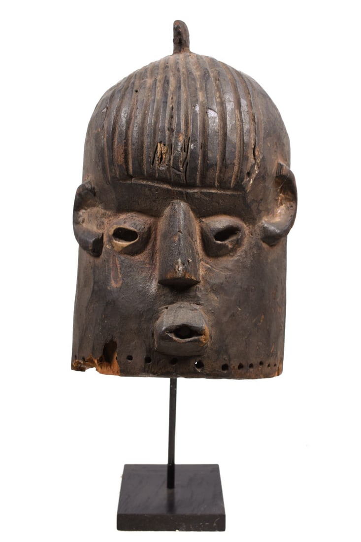 Mask – Wood – Dogon – Mali: Remarkable old Dogon mask from Mali. Heavy piece, 4100 gram. The Dogon carve over eighty kinds of mask some of which, especially the Satimbe, Katanga and Sirige, are considered to have potent