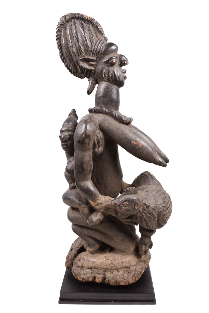 Maternity figure – Wood – Yoruba – Nigeria: Beautiful wooden maternity figure from the Yoruba tribe of Nigeria. Exhibiting a wide diversity in size, symbolism, intimacy and style. African maternity figures depict the ideals of beauty, fertility