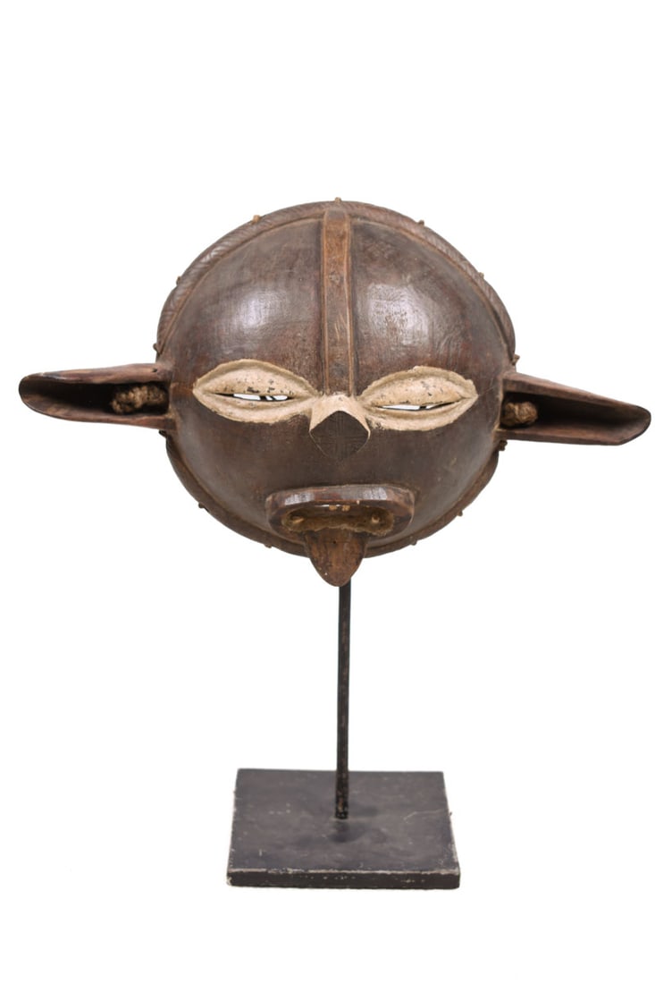 Panya Ngombe mask – Wood – Pende – Congo: Authentic Panya Ngombe mask from the Pende people of GCoogno. This mask, used by the Eastern Pende people of the DRC is known as panya ngombe and represents a buffalo, symbol of authority and