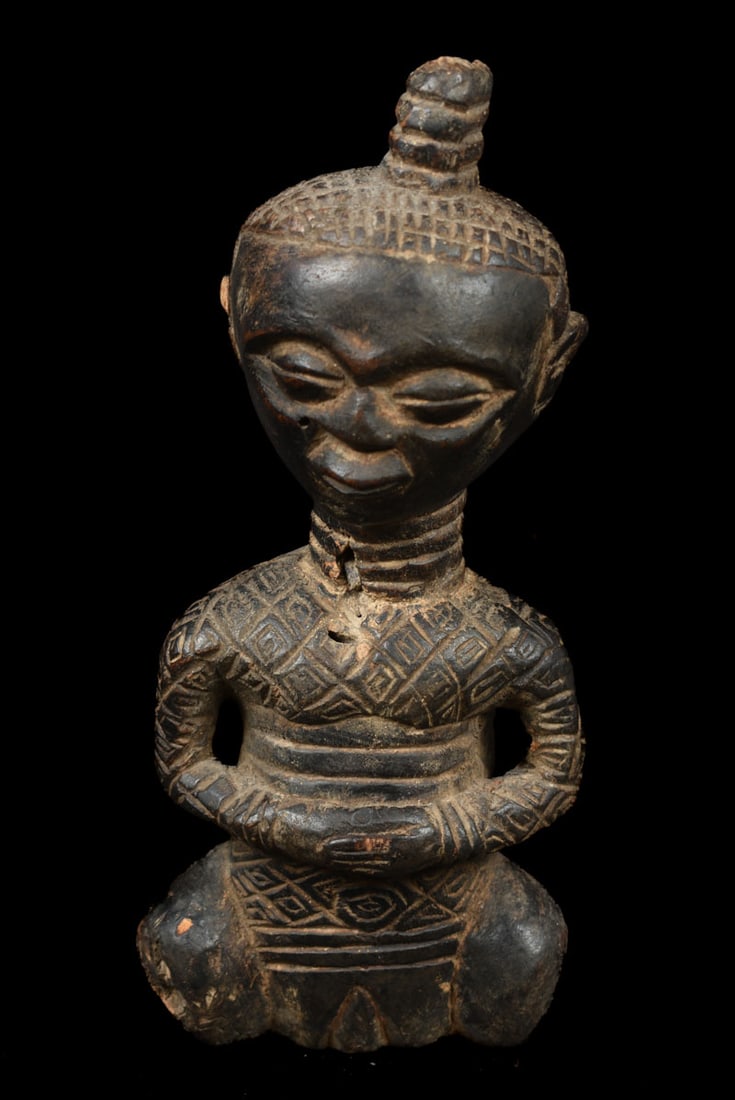 King ancestral figure – Wood – Ndengese – DR Congo: Stylistic Ndengese King ancestral figure with nice varied patina. The stylistic similarities with the sculpture of the neighboring Kuba people are evident. Beautiful scarifications all over the body