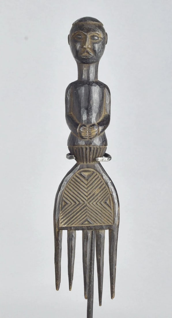 LUBA ? Congo wooden anthropomorphic COMB Topped with male bust African Art: Beautifull wooden LUBA ? comb Topped with a man's bust About 11inches (27.5cm) high Condition: Average, several pieces of comb teeth are missing Sold WITHOUT the base Luba combs are fascinating works