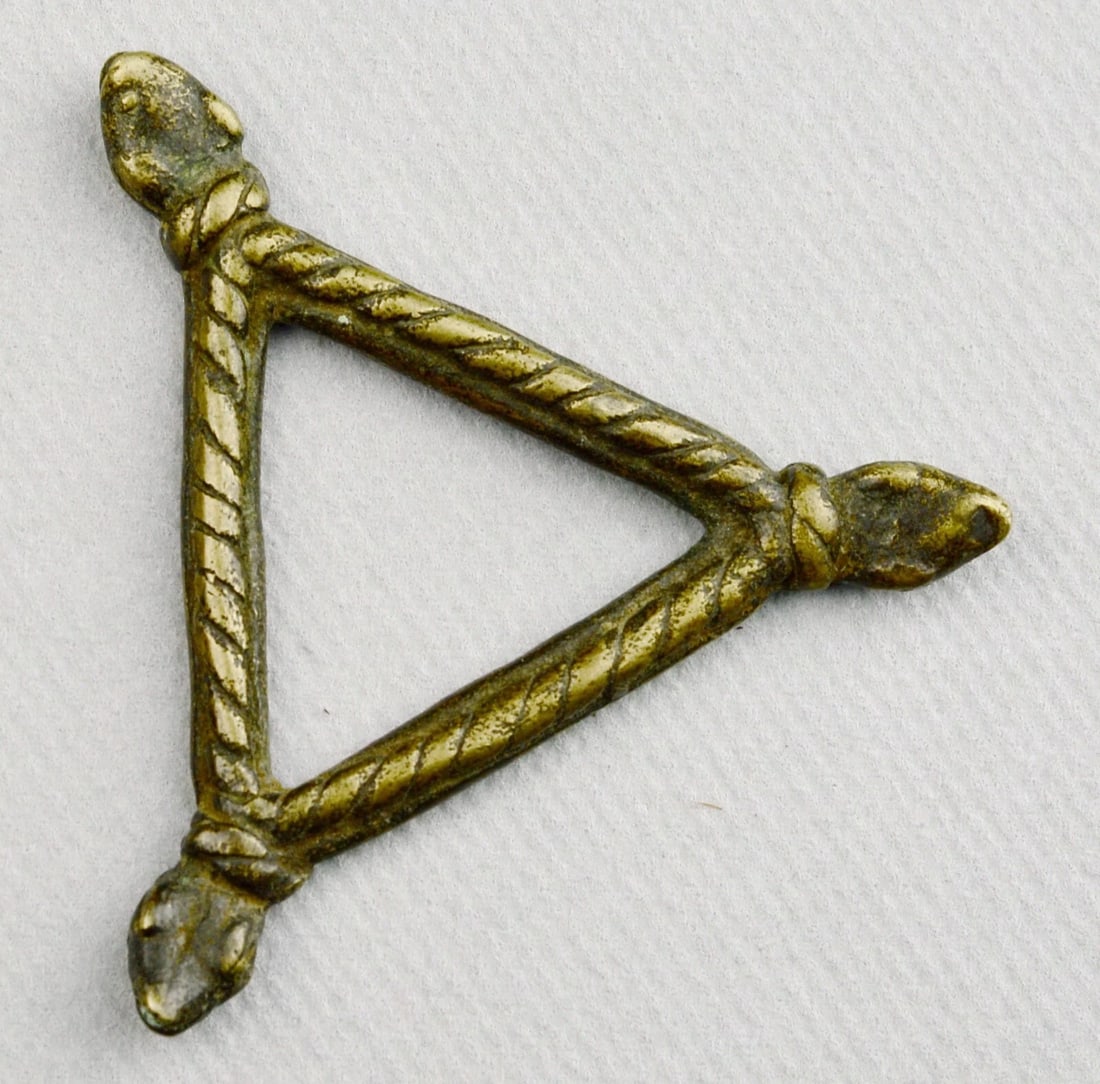 African Art Cute GAN? Brass figurine 3 snakes bronze Burkina Faso: Probably GAN, from Burkina Faso Three intertwined snakes Cute bronze figurine (technically, it's brass, like the majority of African bronzes) Side length: 2 3/4 inches (7 cm) Reserve: $80.00 