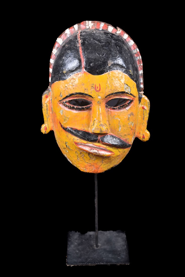 Tribal mask – Wood – Nepal: Nepalese masks are deeply rooted in the culture and religious beliefs of the country. These antique artifacts reflect a rich historical heritage, a complex mesh of various ethnicities, tribes, and cas