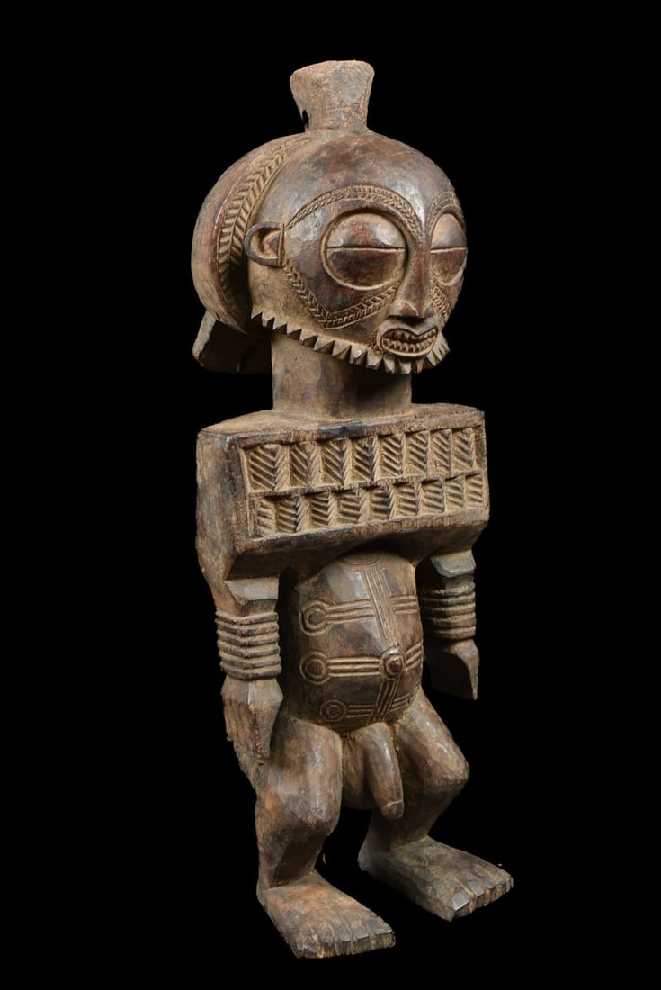 Ancestor figure – Wood – Kusu – DR Congo: Impressive male ancestor figure of the KUSU tribe from D.R. Congo. Kusu figures have the same kind of appearance as their Luba and Hemba counterparts. Typically with Kusu, however, the beard and conic