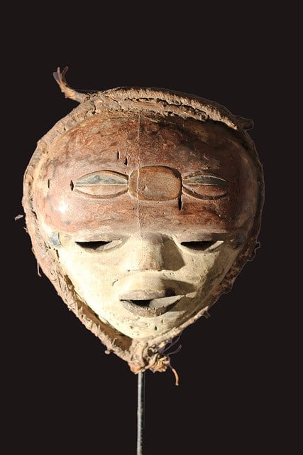 Mask – Wood – Mitsogho – Gabon: Authetnic Mitsoho mask from Gabon. Mitsogho masks, when not worn during funeral ceremonies, were kept at the back of the Ebanza house, where the men`s cult met. They were covered in white and red