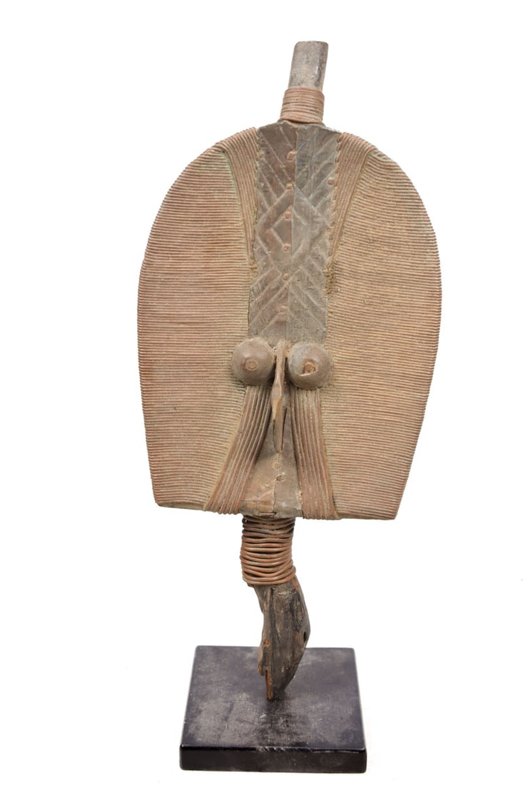 Reliquary – Copper, Wood – Mahongwe – Bakota – Gabon: Gorgeous, tribally used, reliquary statue of a guardian. It played an important role in rituals concerning the ancestors. The worship of ancestors is at the heart of religious and social life of the