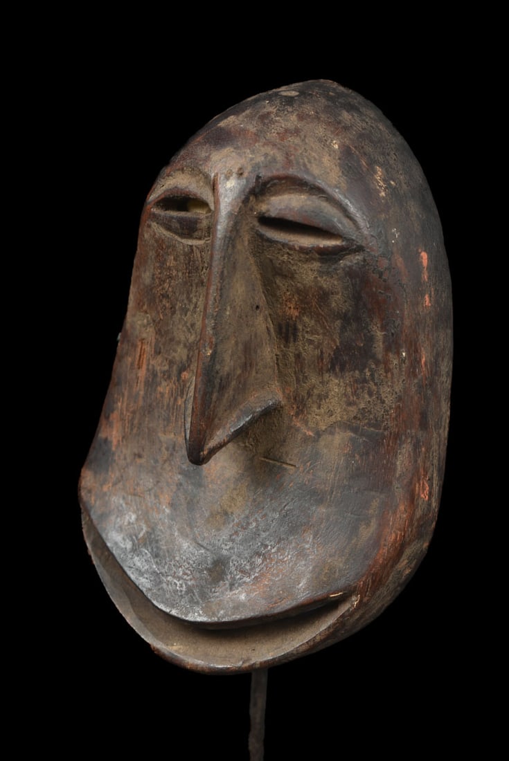 Monkey Mask – Wood – Hemba – DR Congo: Hemba monkey mask from DR Congo in a rustic style. Soko-Mutu combining animal (chimpanzee) and human facial traits. The Luba name is : Mwisu gwa So’o, in Kishwahili : Soko Mutu or Monkey face Su