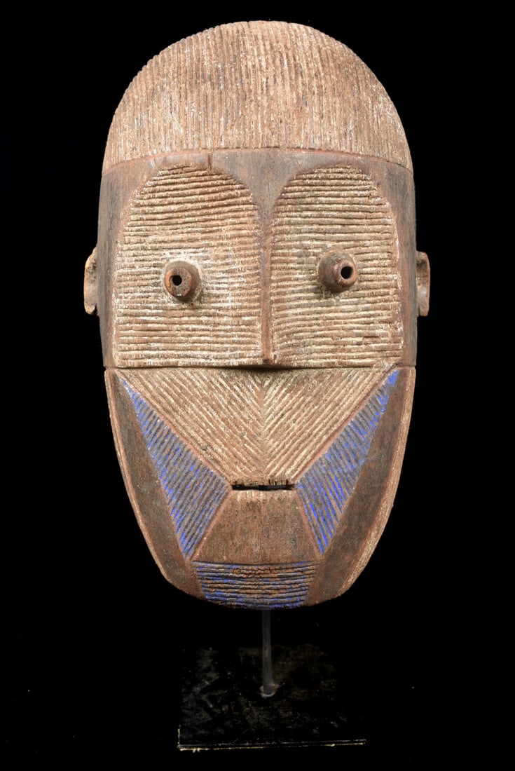 Mask – Wood – Tetela – Congo: Tribal Tetela mask from DR Congo. Their very diverse sculptures are marked by influence of groups living in contact with them: the Mongo, Nkutschu, Binji and Mputu, Kuba and Songye tribe. Great mask,
