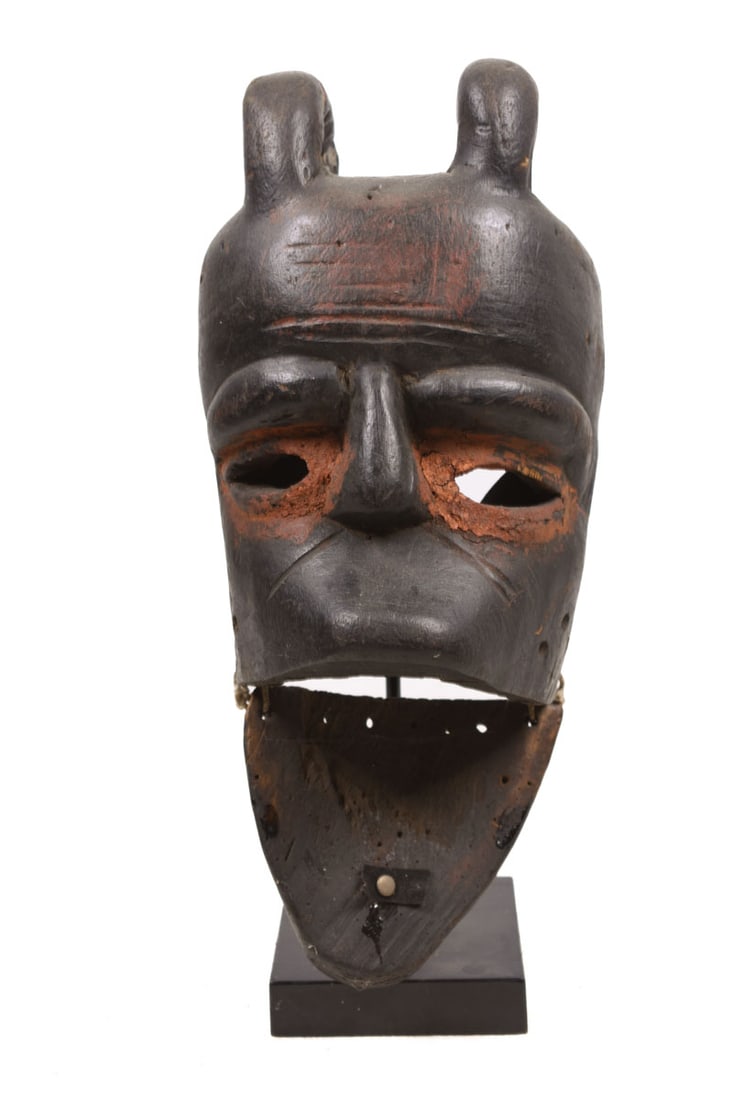 Mask – Wood – Ibibio – Nigeria: Powerful Ibibio mask from Nigeria. The mask is made from wood and covered phembe (white clay). Good condition with traces of tribal use. The Ibibio people live in an area between the Delta an the