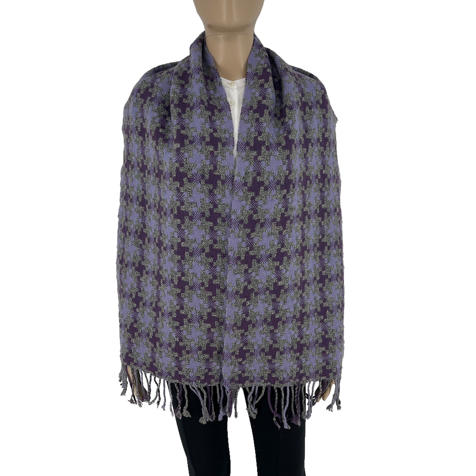 Pierre Balmain Purple 100% Wool Scarf: Title: Pierre Balmain Purple 100% Wool Scarf Brand:Pierre Balmain Date/Period: Vintage Material:100% Wool Size:One Size Description:Pierre Balmain Purple 100% Wool Scarf Reserve: $80.00 Shipping: Dome