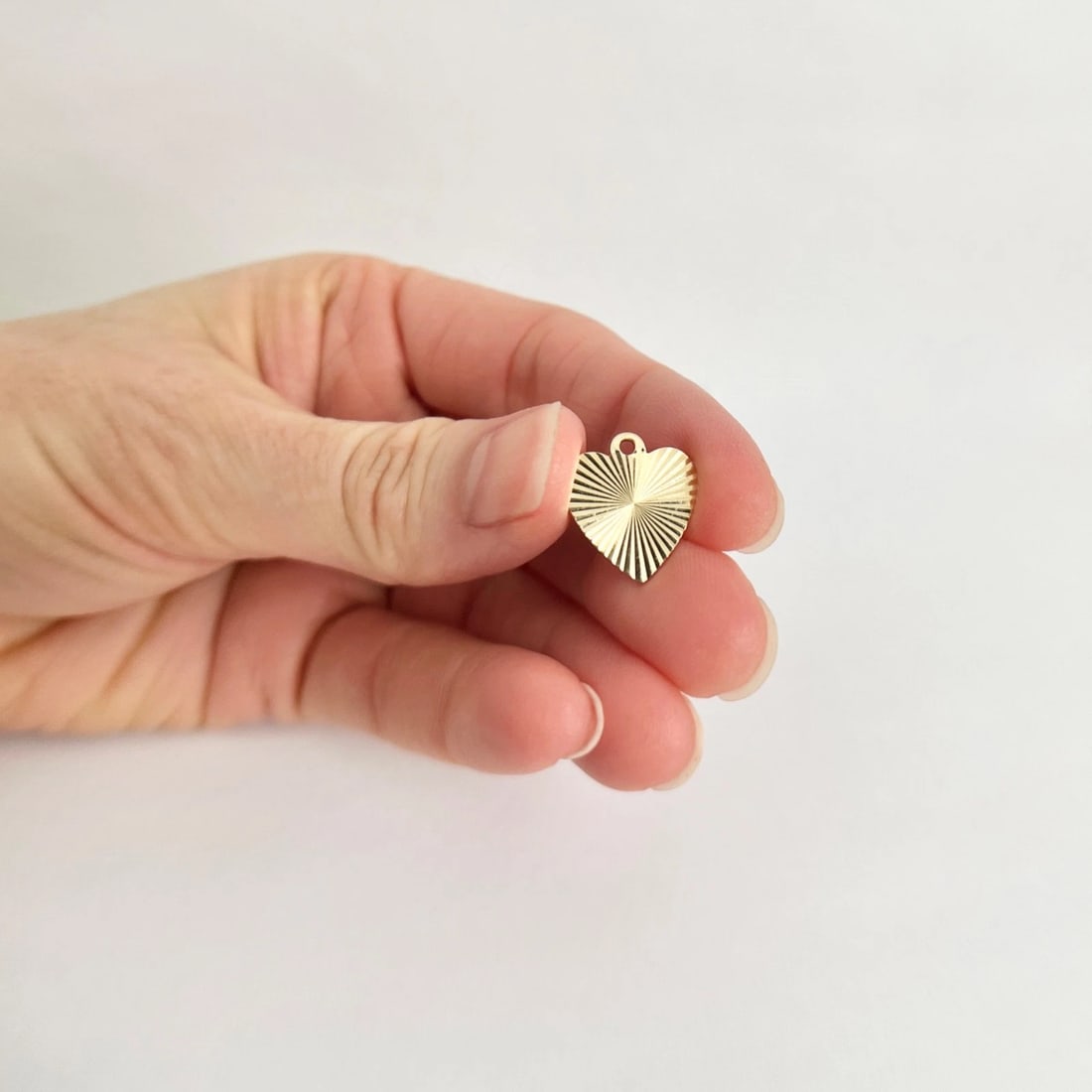 Vintage 1950's Fluted Engine-Turned Heart Charm Pendant 14K Yellow Gold, .94 Gr - 3