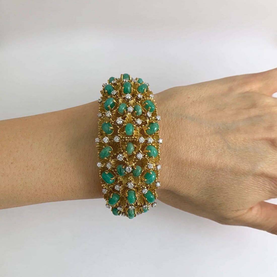 Vintage Green Cabochon Emerald Diamond Bangle Bracelet 18K Yellow Gold, 65 Grams - 2