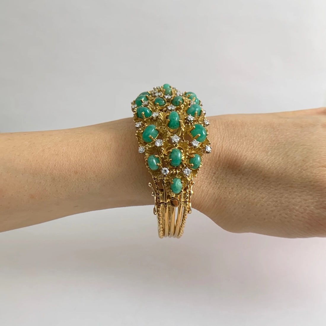 Vintage Green Cabochon Emerald Diamond Bangle Bracelet 18K Yellow Gold, 65 Grams - 3