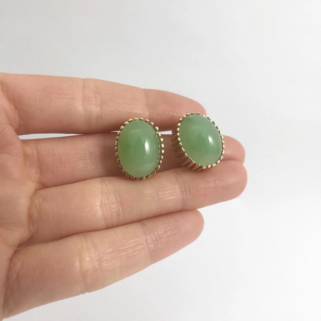 Vintage Oval Green Jade Stud Earrings 14K Yellow Gold Non-Pierced Clip On, 13 Gr - 2