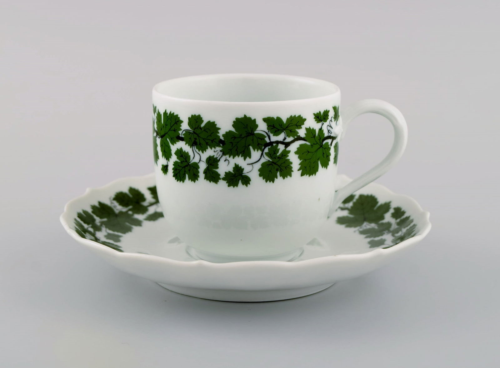 Two Meissen Green Ivy Vine Leaf coffee cups with saucers in hand-painted porcelain. 20th century. - 2