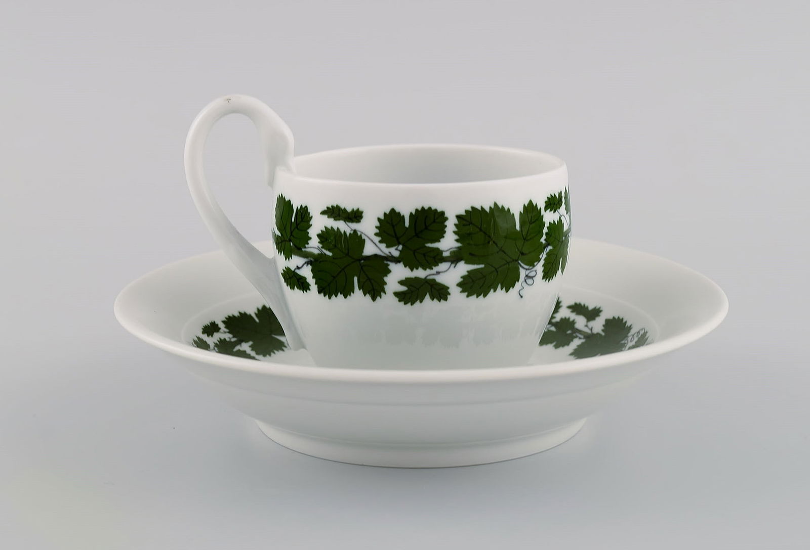 Two Meissen Green Ivy Vine Leaf coffee cups with saucers in hand-painted porcelain. 20th century. - 3