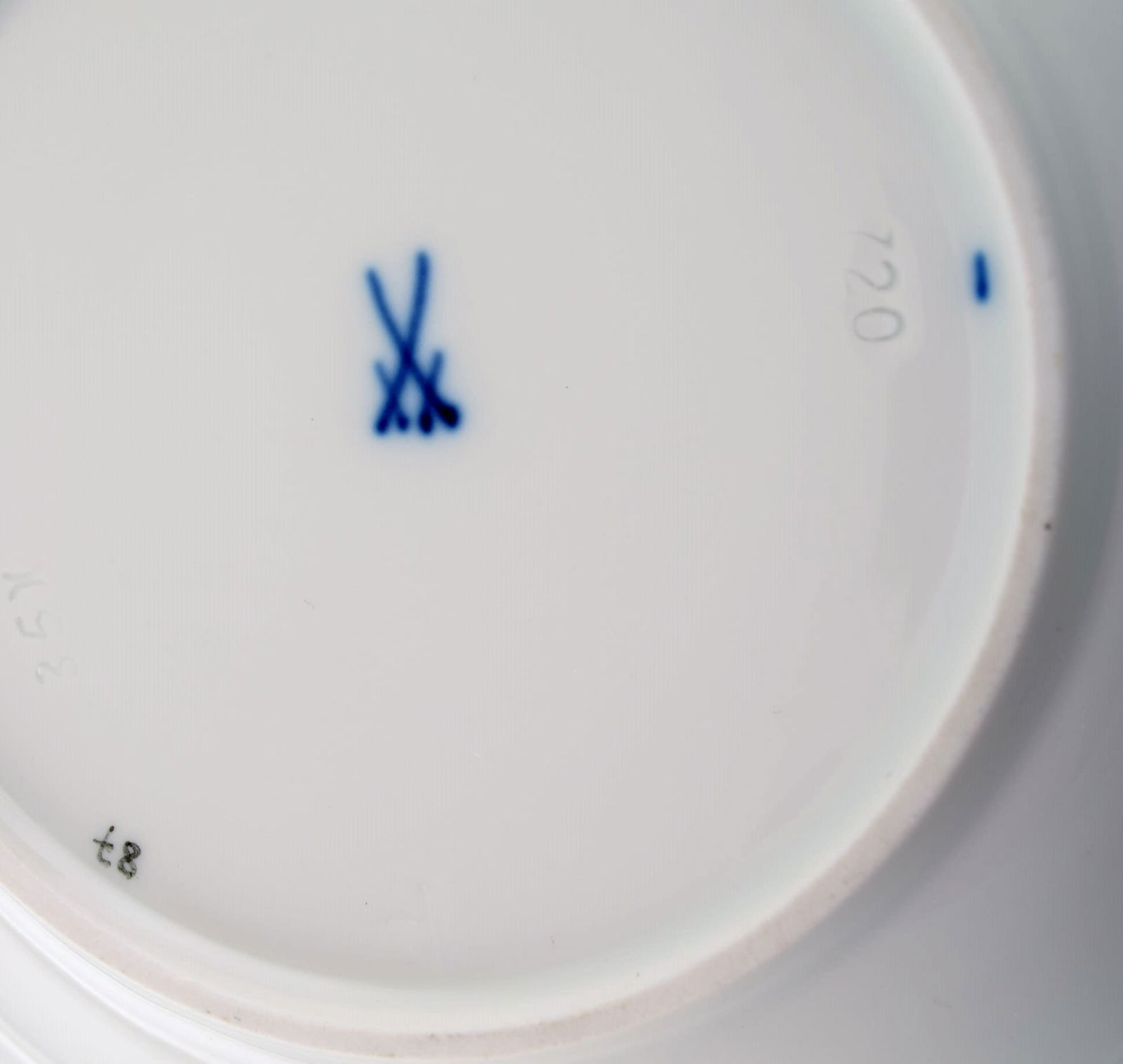 Two Meissen Green Ivy Vine Leaf coffee cups with saucers in hand-painted porcelain. 20th century. - 6