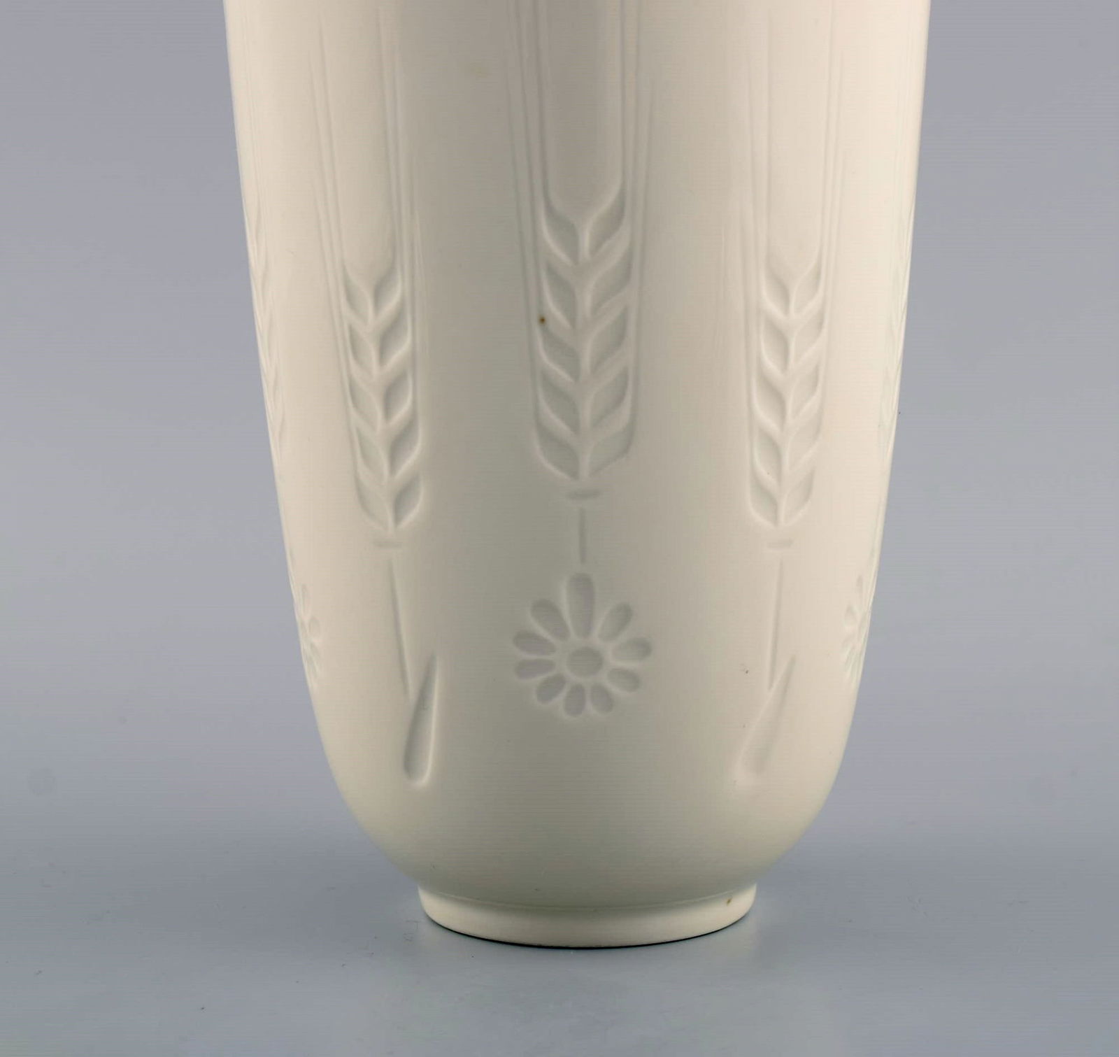 Royal Copenhagen blanc de chine vase with flowers and corn tassels in relief. Model number 4162. - 4