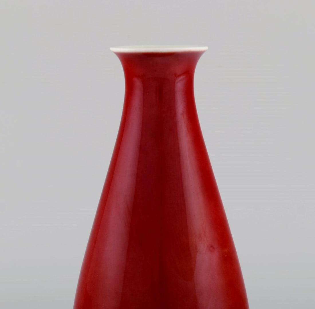 Thorkild Olsen for Royal Copenhagen. Vase in red and white porcelain. 1920s. - 4