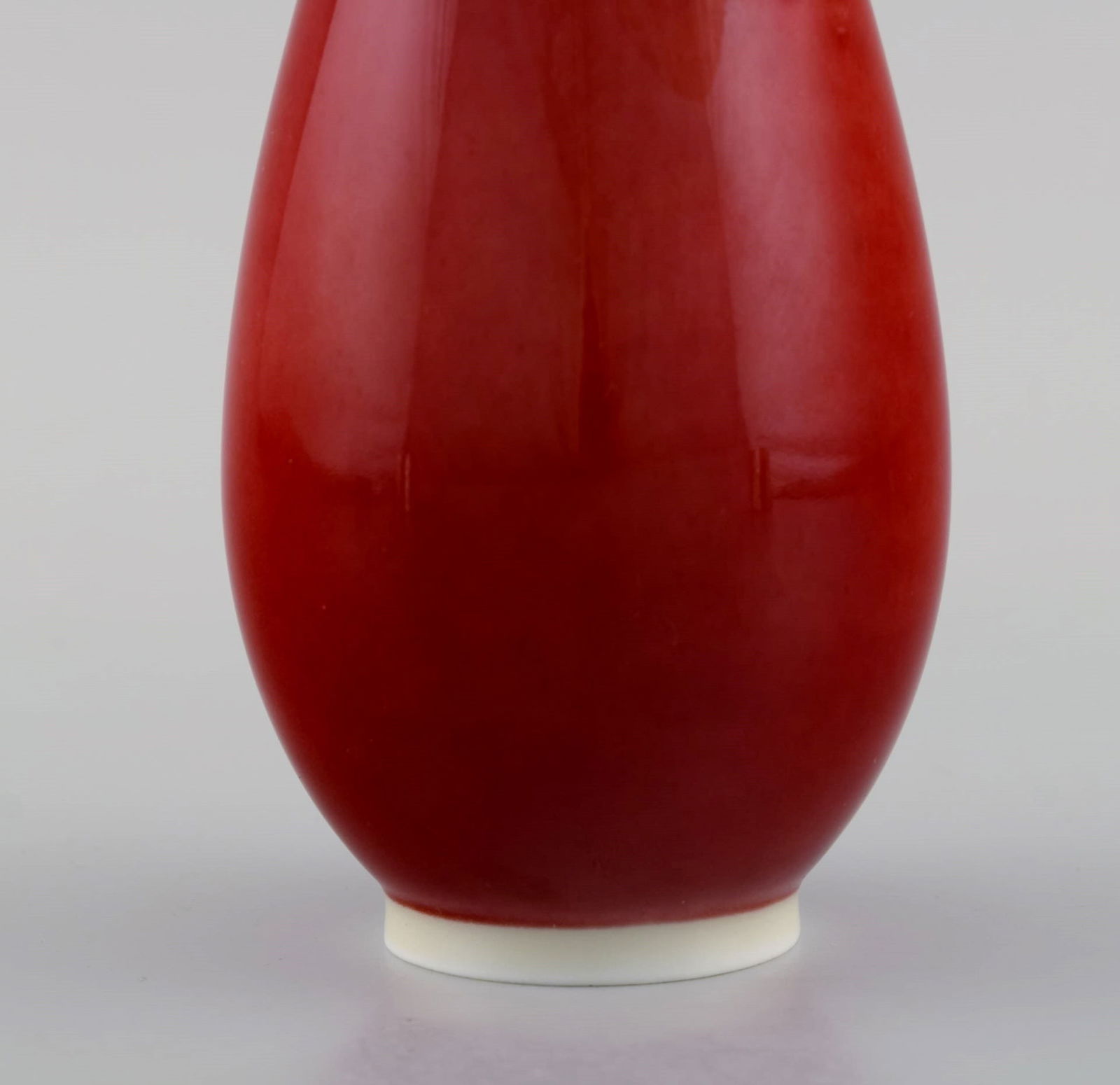 Thorkild Olsen for Royal Copenhagen. Vase in red and white porcelain. 1920s. - 5