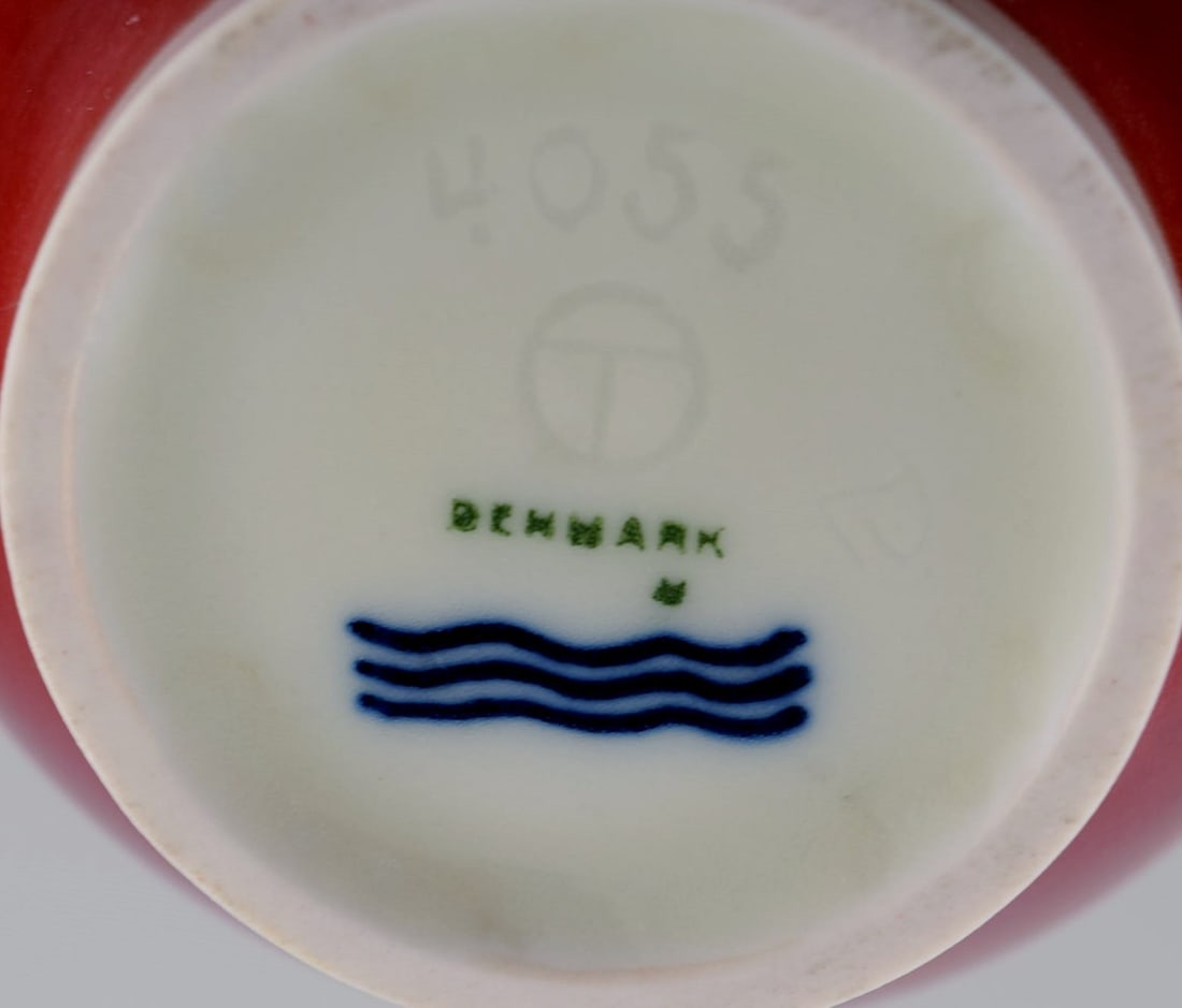 Thorkild Olsen for Royal Copenhagen. Vase in red and white porcelain. 1920s. - 6