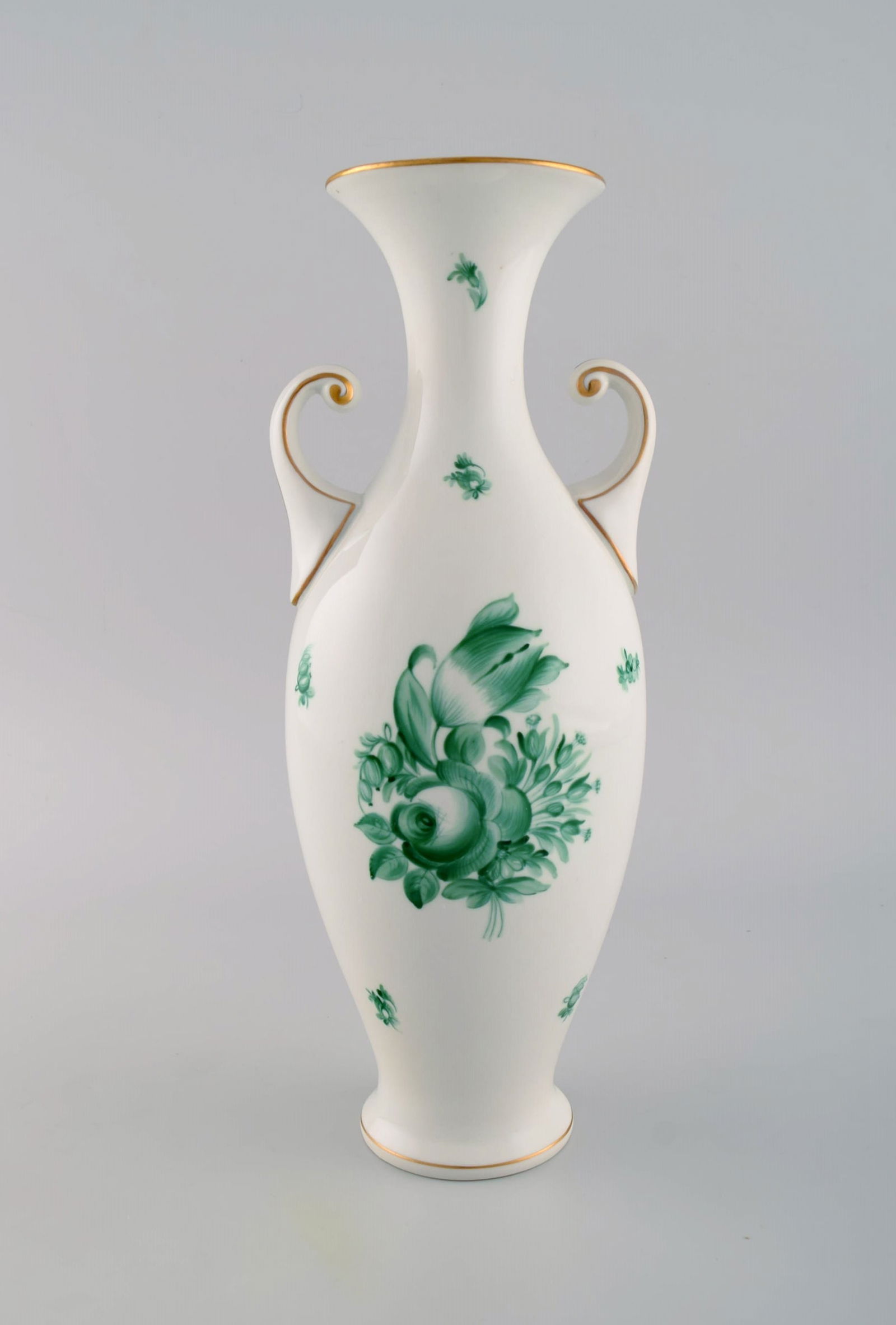Large Herend Green Chinese vase in hand-painted porcelain. Mid-20th century. (1 of 6)