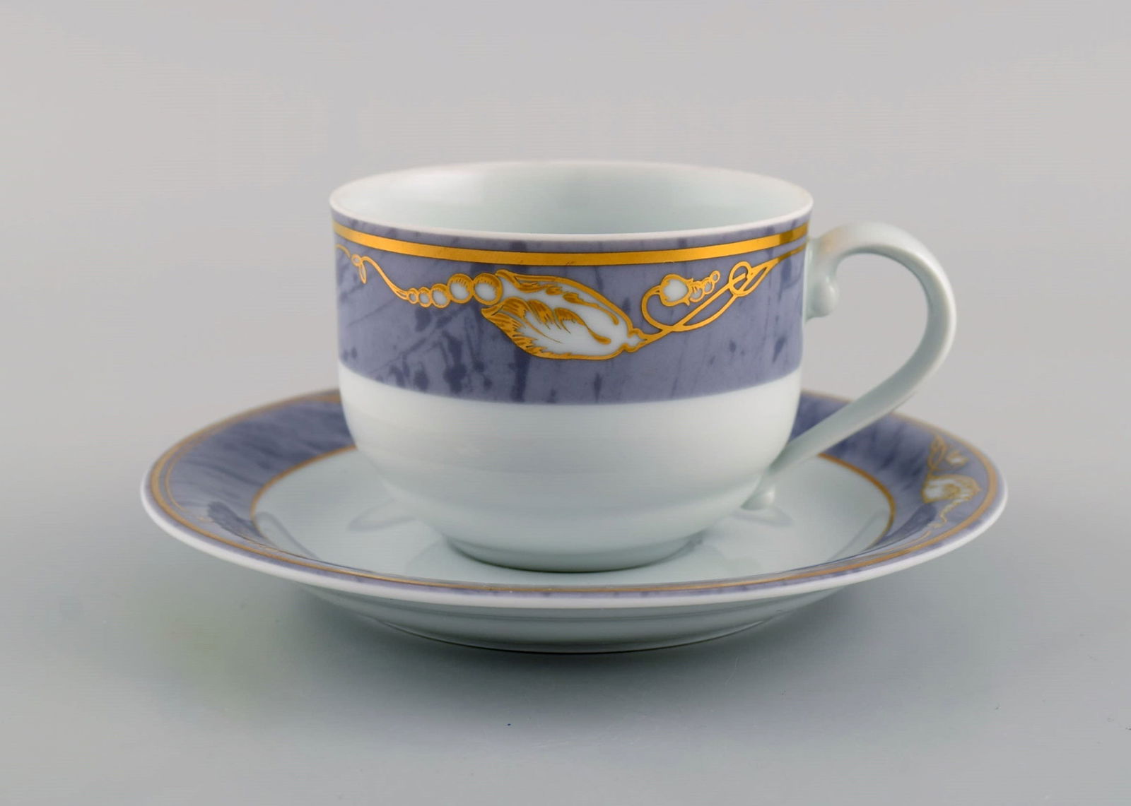 Seven Royal Copenhagen Gray Magnolia coffee cups with saucers in porcelain. Late 20th century. - 2