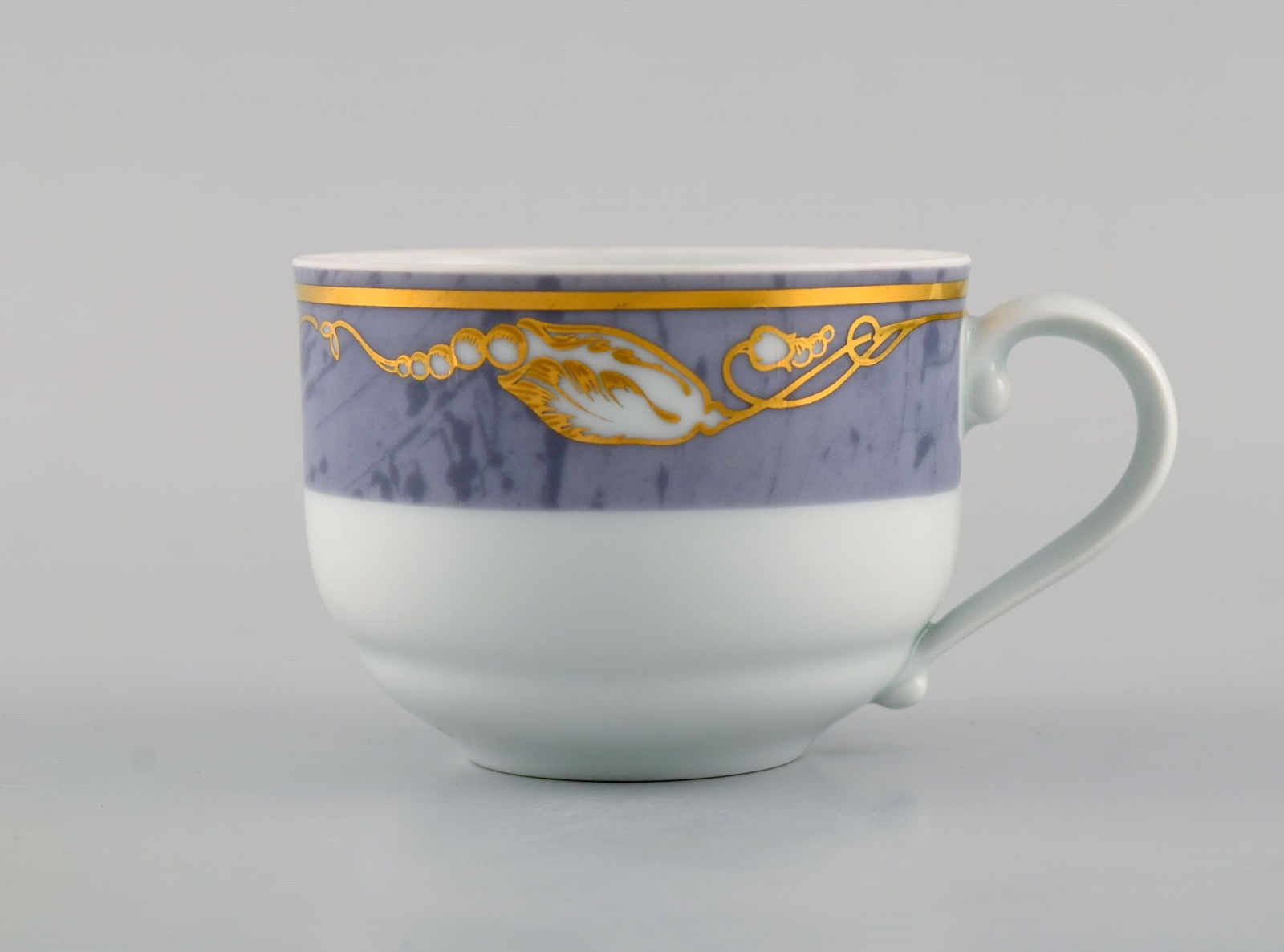 Seven Royal Copenhagen Gray Magnolia coffee cups with saucers in porcelain. Late 20th century. - 3