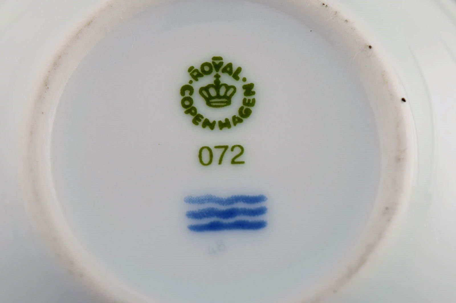 Seven Royal Copenhagen Gray Magnolia coffee cups with saucers in porcelain. Late 20th century. - 6