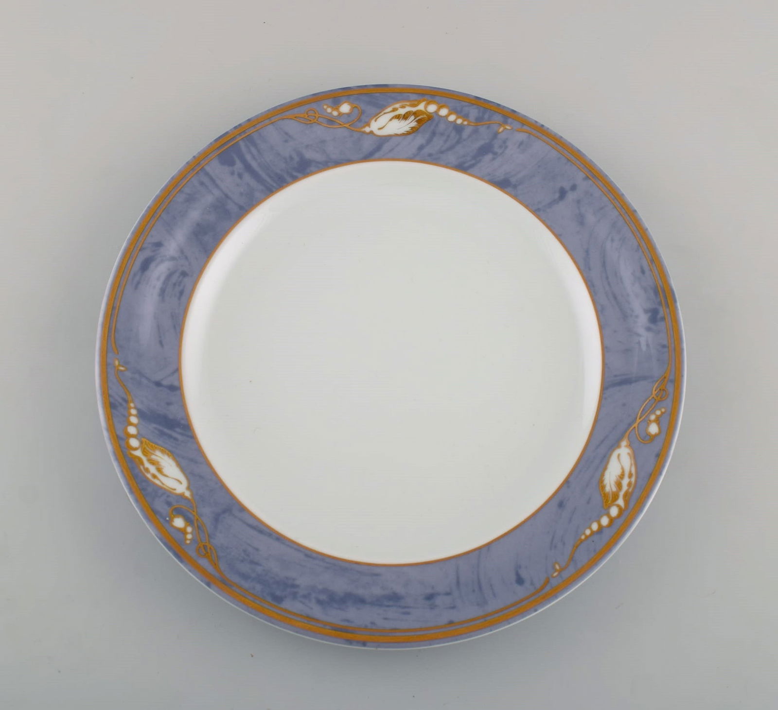 Eight Royal Copenhagen Gray Magnolia porcelain dinner plates. Late 20th century. - 2