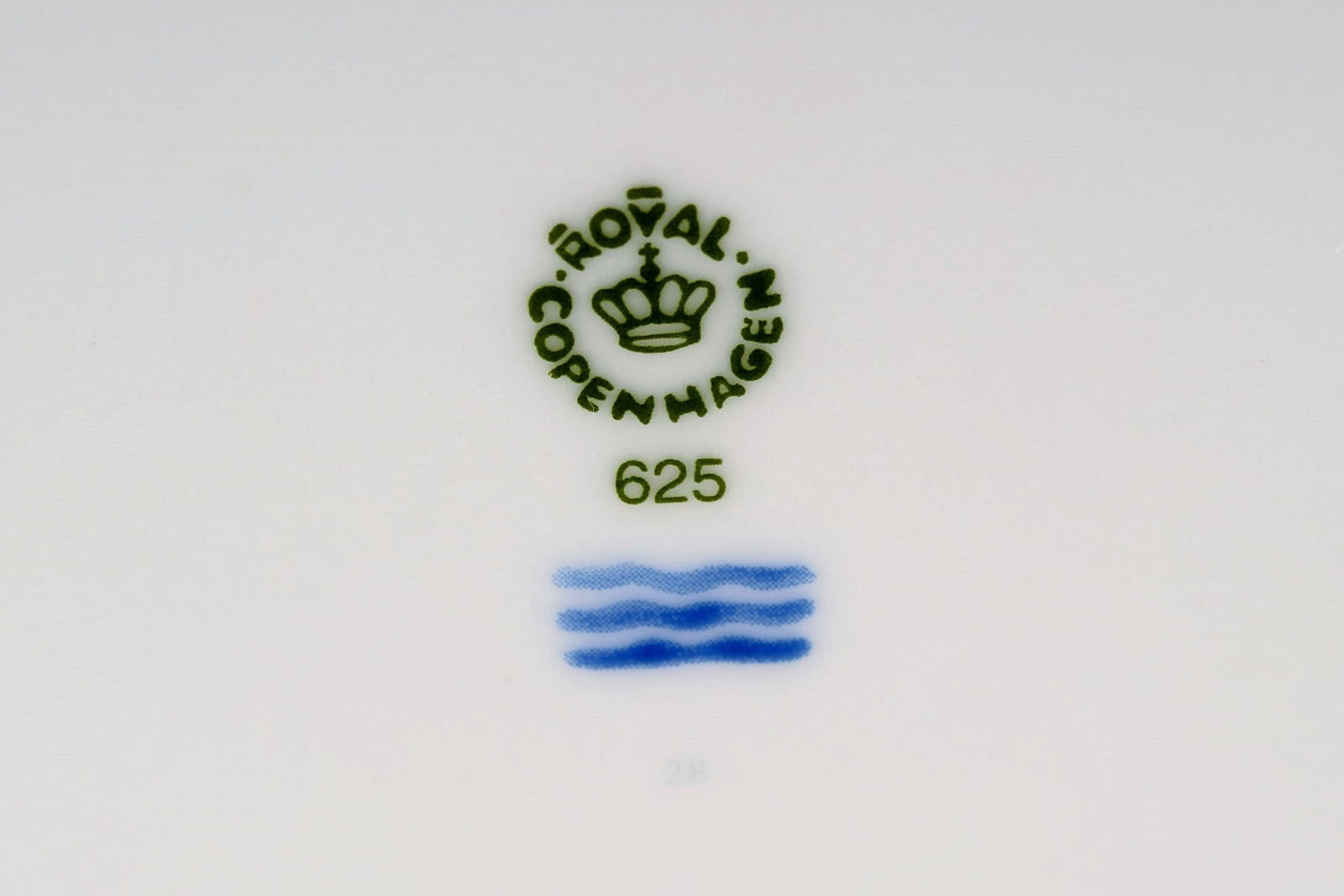 Eight Royal Copenhagen Gray Magnolia porcelain dinner plates. Late 20th century. - 5